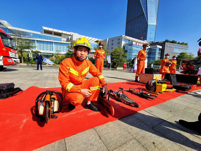 筑牢安全防线 从“消防日”器材展示看现代消防装备的力量